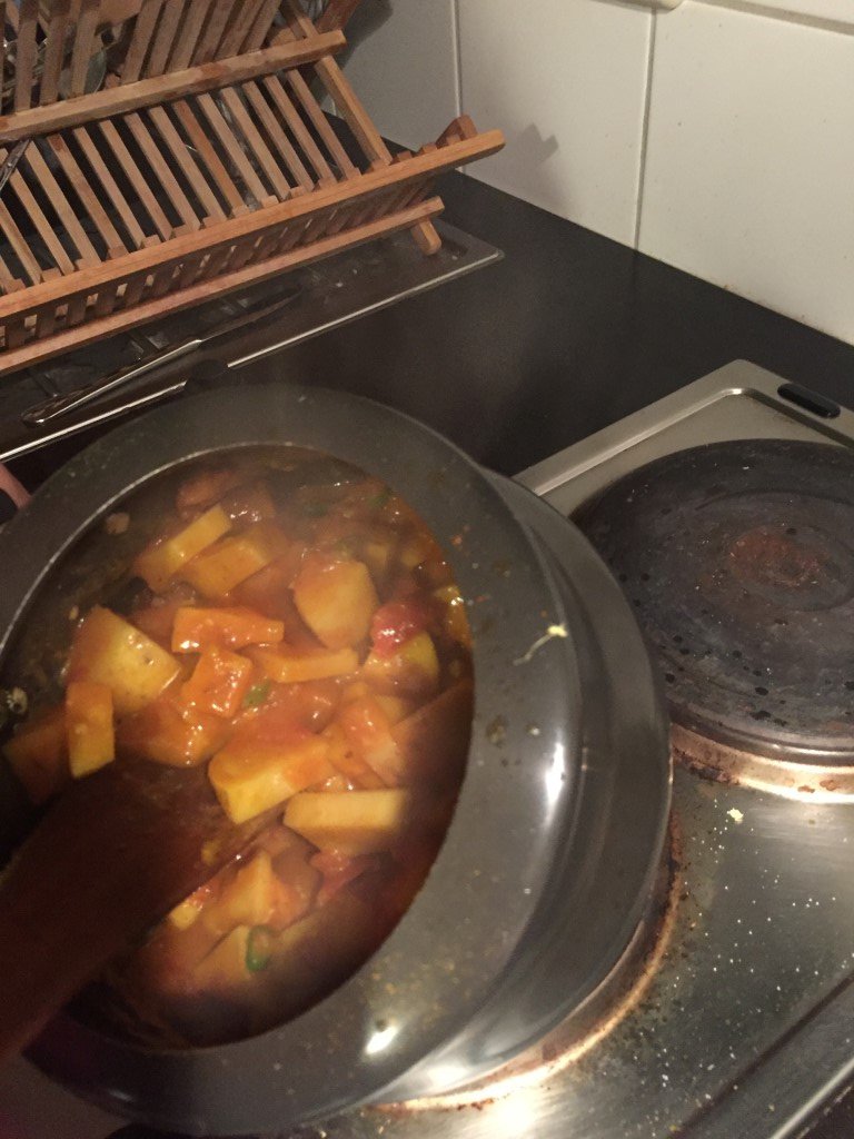 Kartoffel-Paprika-Curry (Aloo Shimla Mirch Curry) und Chapati (Roti ...