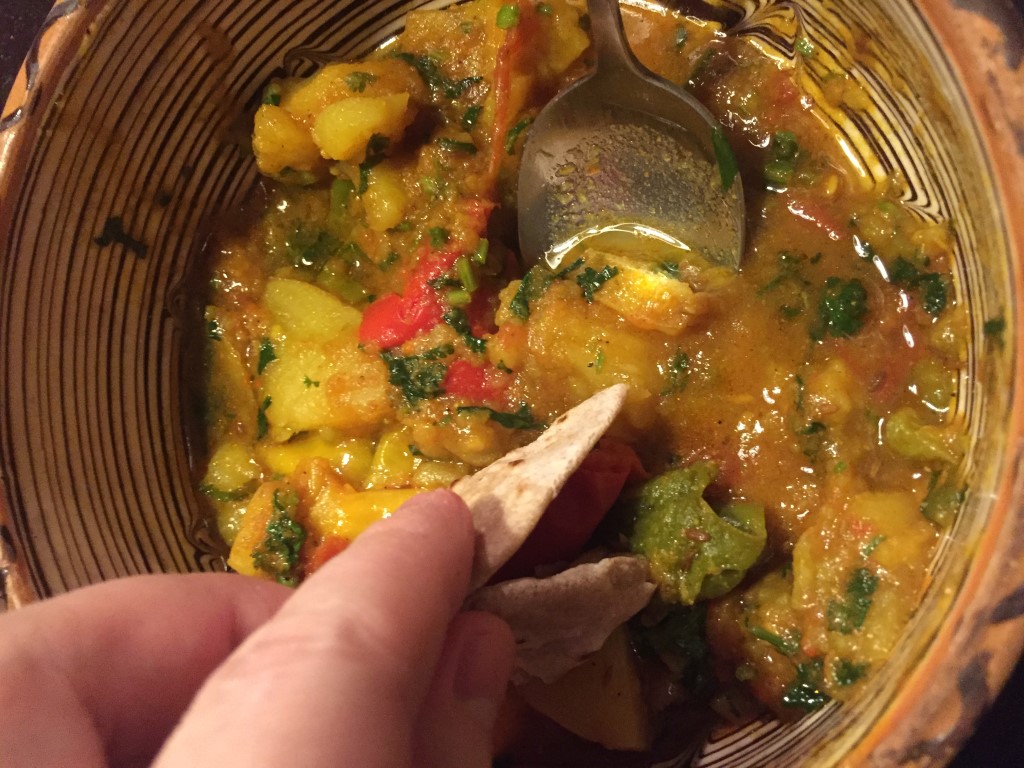 Kartoffel-Paprika-Curry (Aloo Shimla Mirch Curry) und Chapati (Roti ...