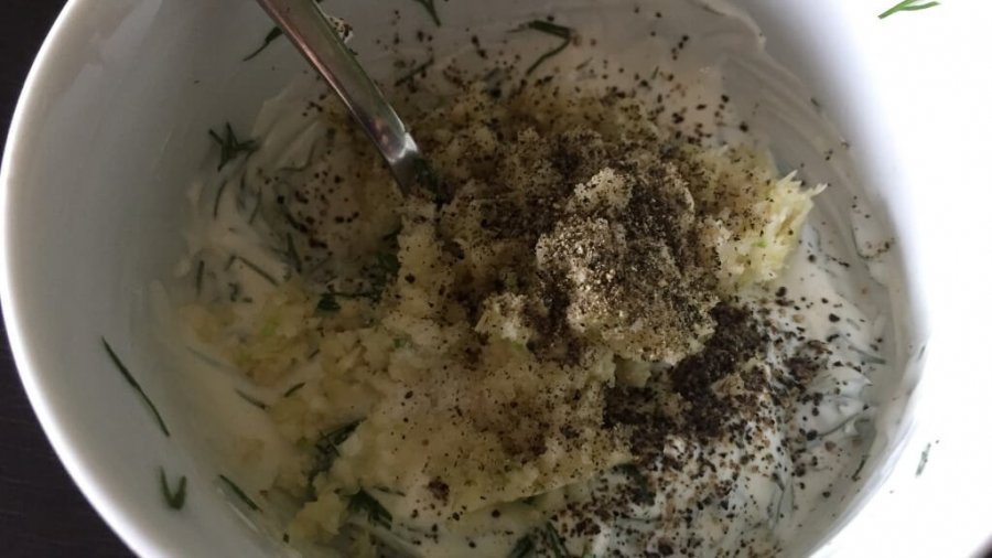 Sahnejoghurt griechischer Art mit Knoblauch und Dill